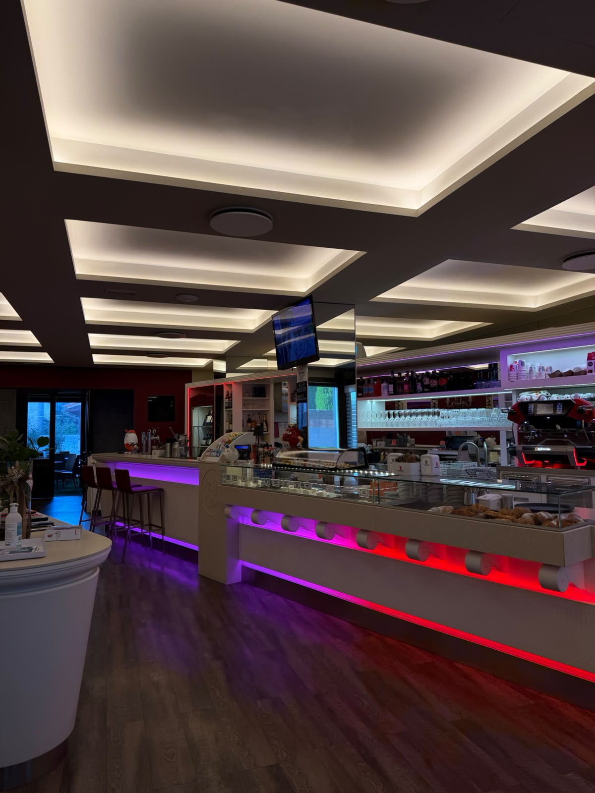 Il banco del Caffè Palladio con la vetrina delle brioche