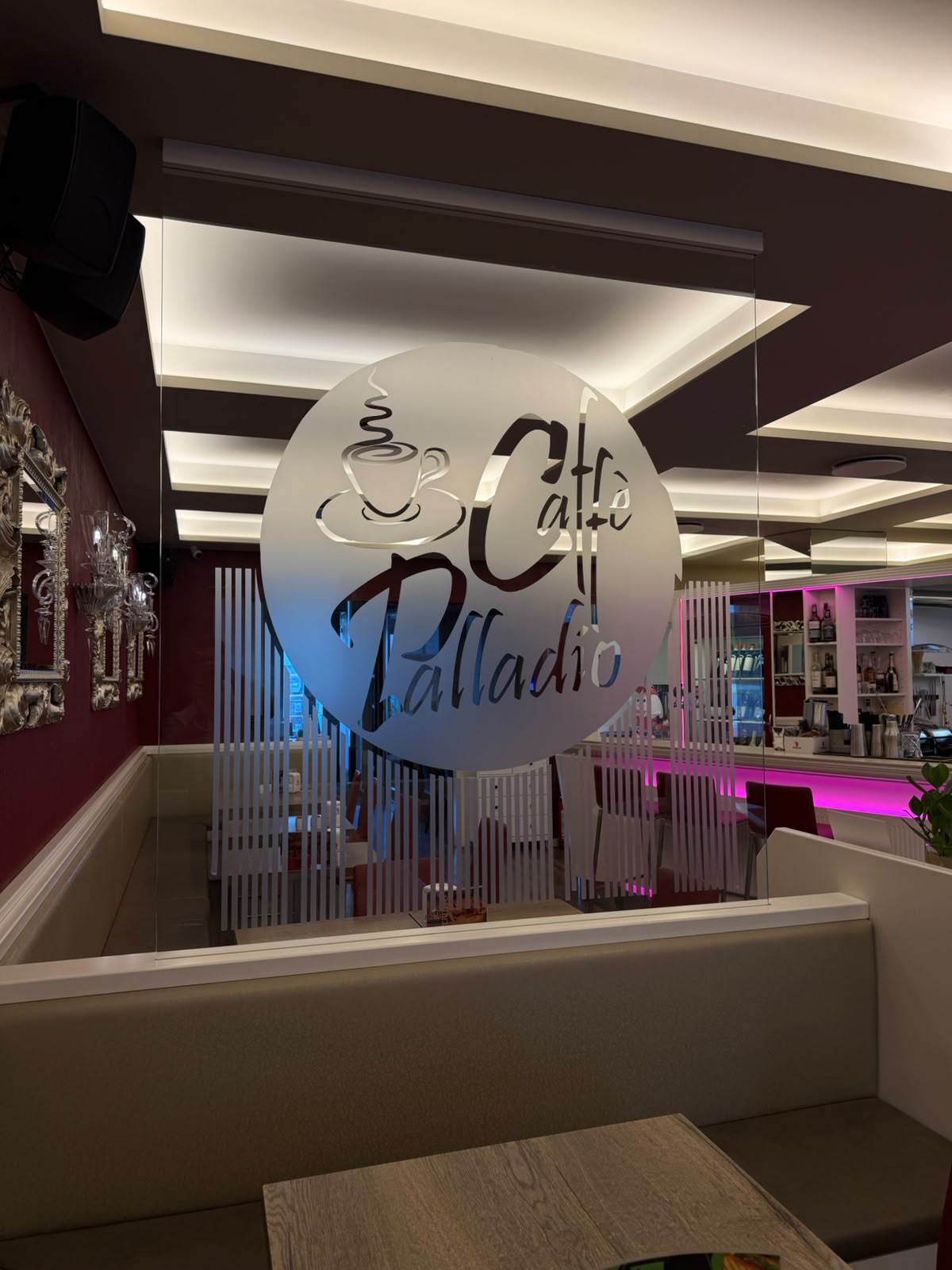 Vetrata del Caffè Palladio con il logo